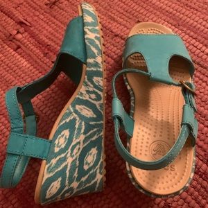 Blue/turquoise suede pattern wedges